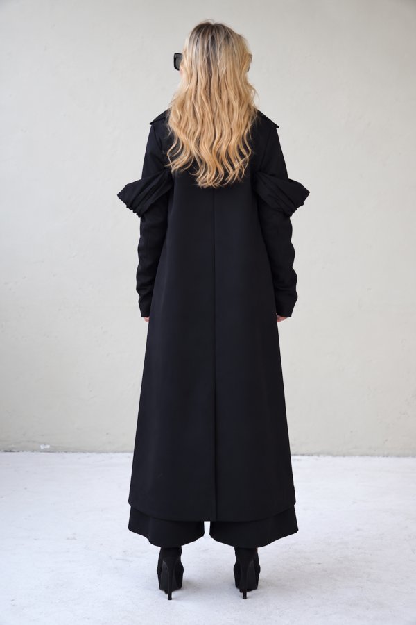 BLACK COAT WITH DETAILS ON THE SLEEVES