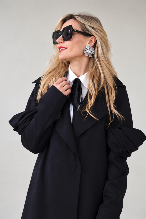 BLACK COAT WITH DETAILS ON THE SLEEVES