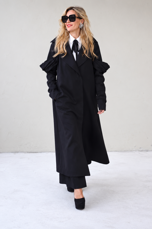 BLACK COAT WITH DETAILS ON THE SLEEVES