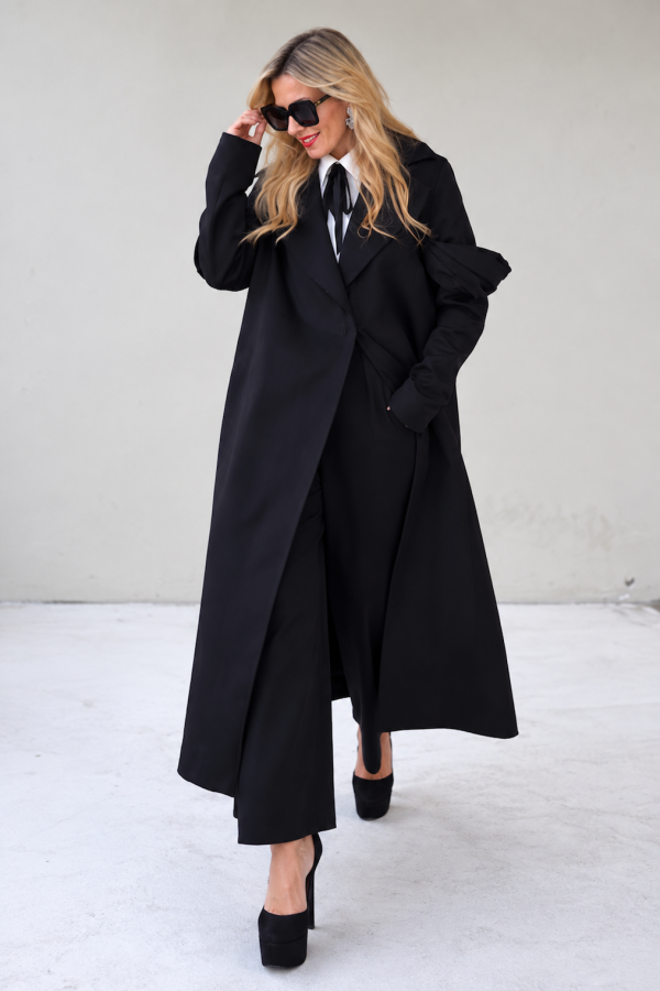 BLACK COAT WITH DETAILS ON THE SLEEVES