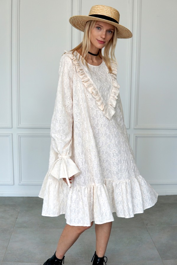 Embroidered cotton dress with details on the front