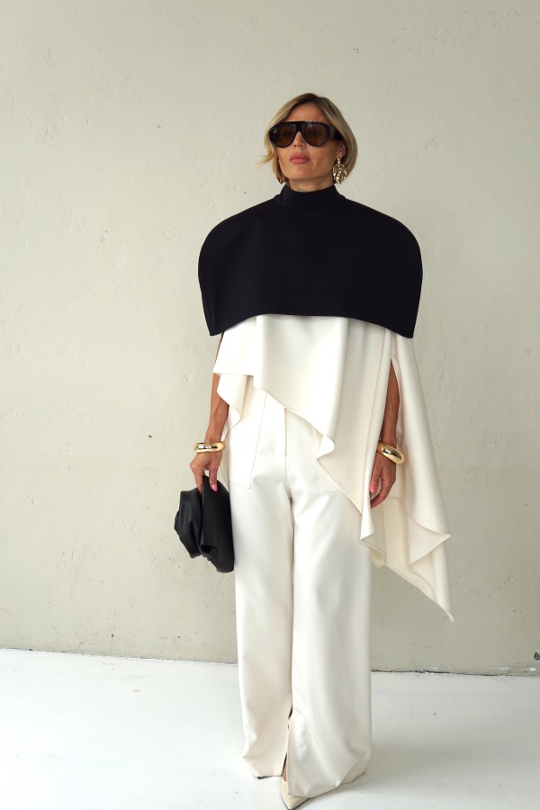 SHOULDER CAPE WITH ZIPPER AT THE BACK