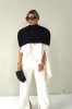 SHOULDER CAPE WITH ZIPPER AT THE BACK