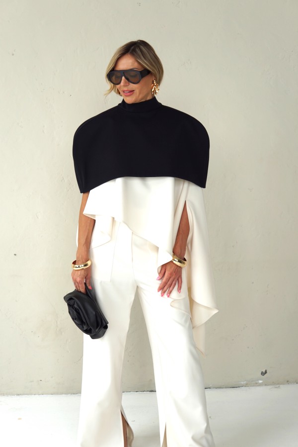 SHOULDER CAPE WITH ZIPPER AT THE BACK