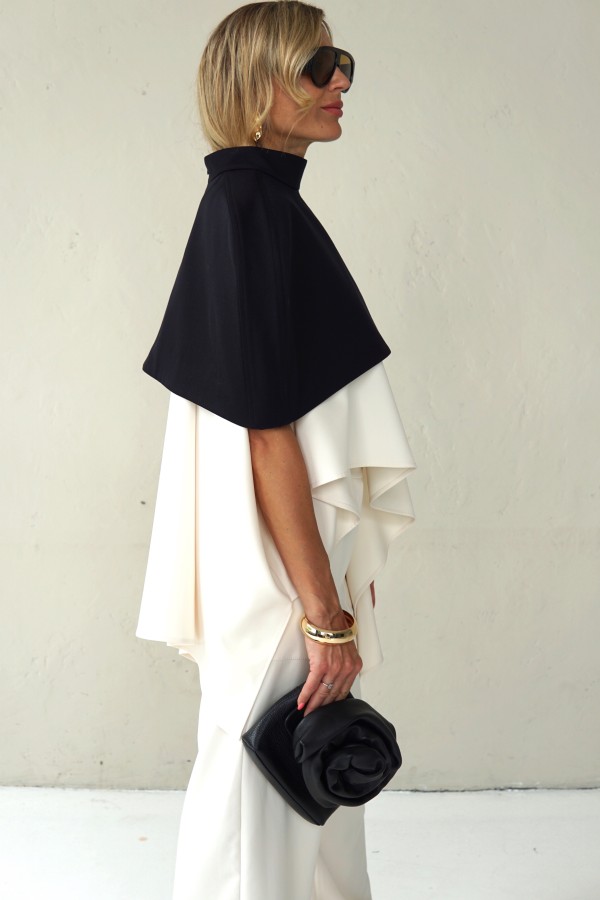 SHOULDER CAPE WITH ZIPPER AT THE BACK