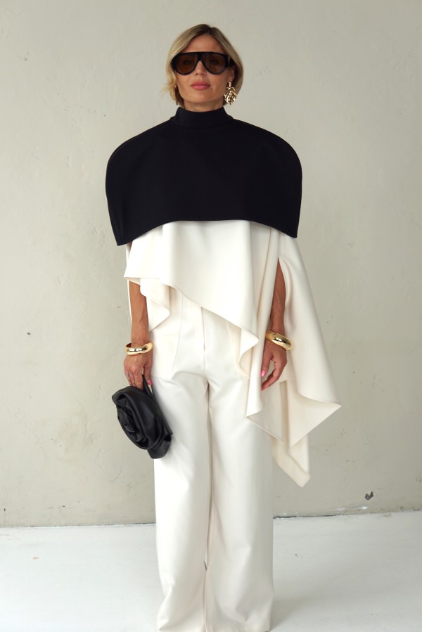 SHOULDER CAPE WITH ZIPPER AT THE BACK