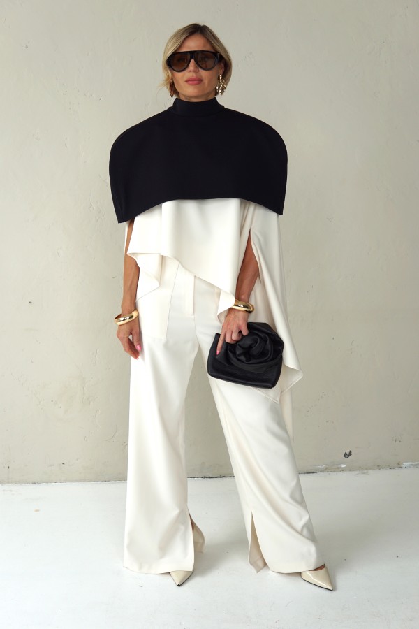 SHOULDER CAPE WITH ZIPPER AT THE BACK