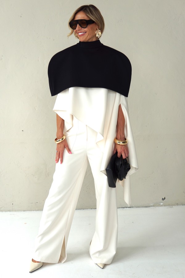 SHOULDER CAPE WITH ZIPPER AT THE BACK
