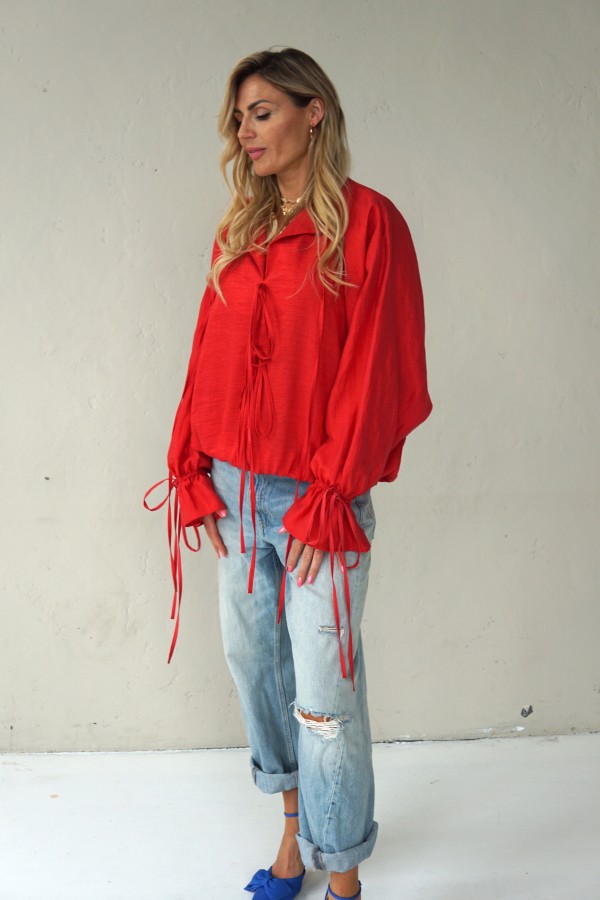 Luxurious linen blouse ties with laces