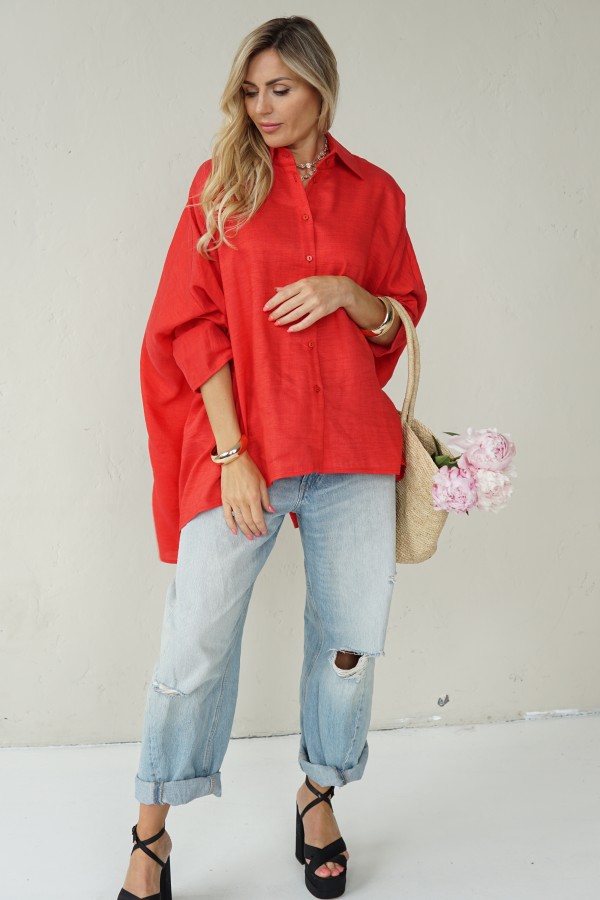 Impressive red loose-fitting shirt with pleats at the back