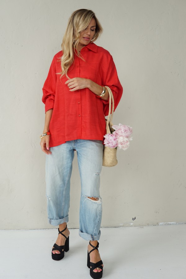 Impressive red loose-fitting shirt with pleats at the back