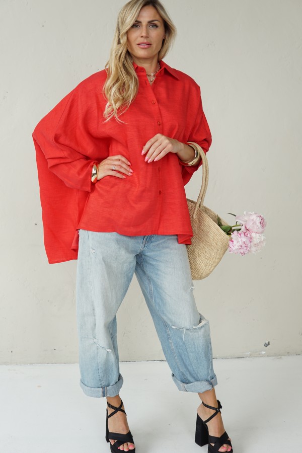 Impressive red loose-fitting shirt with pleats at the back