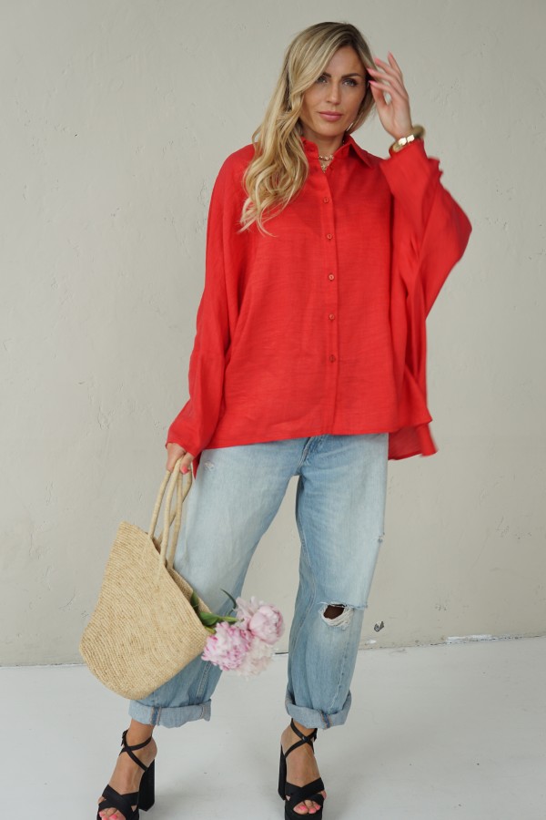 Impressive red loose-fitting shirt with pleats at the back