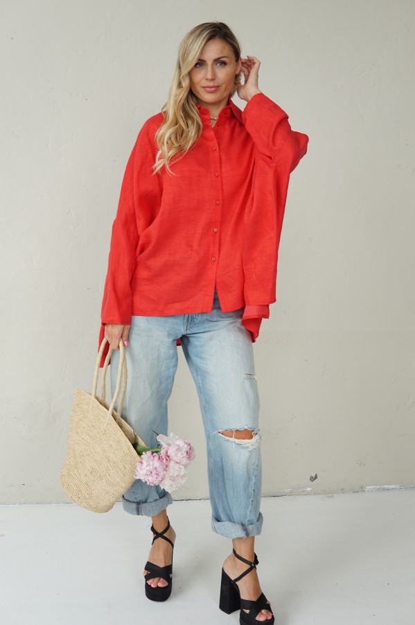 Impressive red loose-fitting shirt with pleats at the back