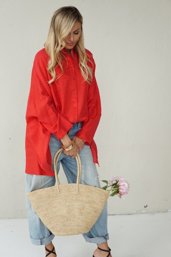 Impressive red loose-fitting shirt with pleats at the back