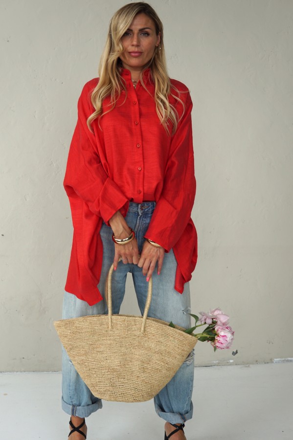 Impressive red loose-fitting shirt with pleats at the back