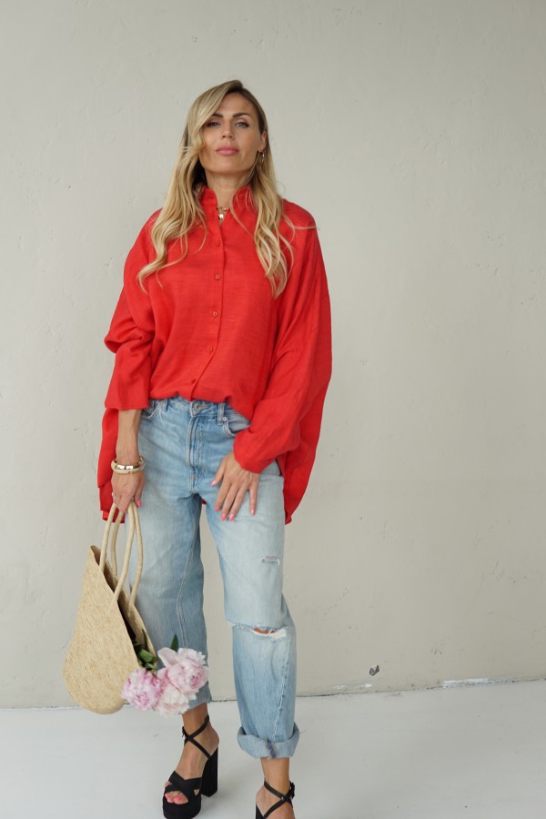 Impressive red loose-fitting shirt with pleats at the back