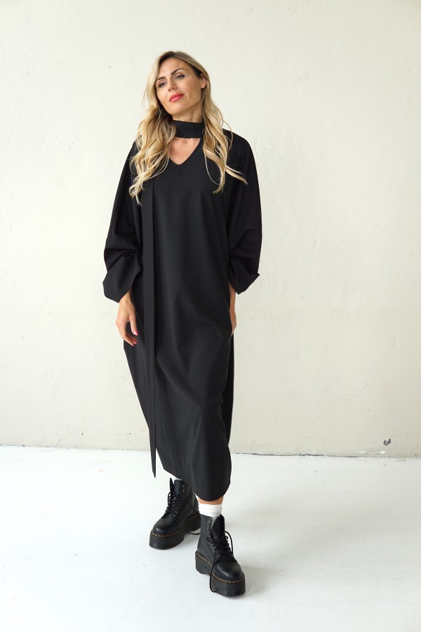 loose-fit wool dress with a ribbon