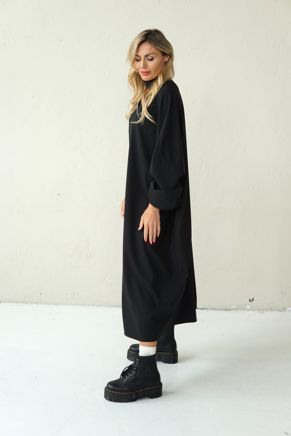loose-fit wool dress with a ribbon