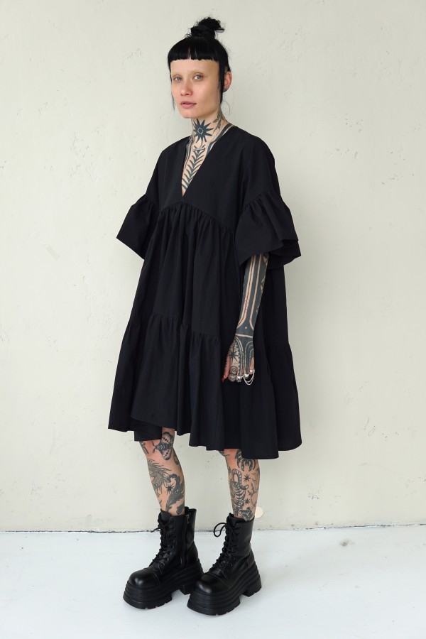 WIDE SILHOUETTE BLACK DRESS