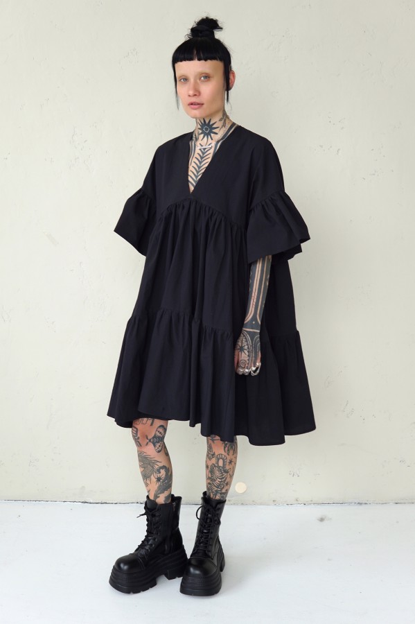 WIDE SILHOUETTE BLACK DRESS