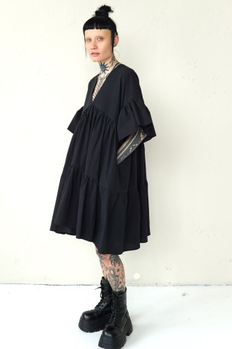 WIDE SILHOUETTE BLACK DRESS