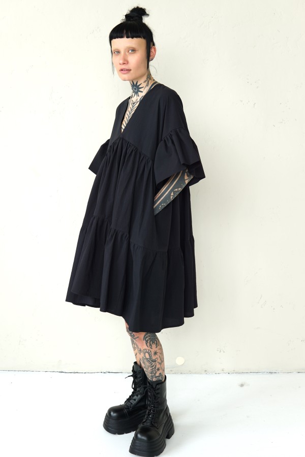 WIDE SILHOUETTE BLACK DRESS