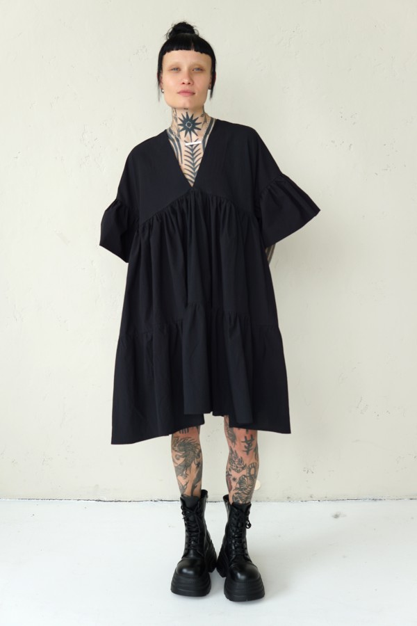 WIDE SILHOUETTE BLACK DRESS