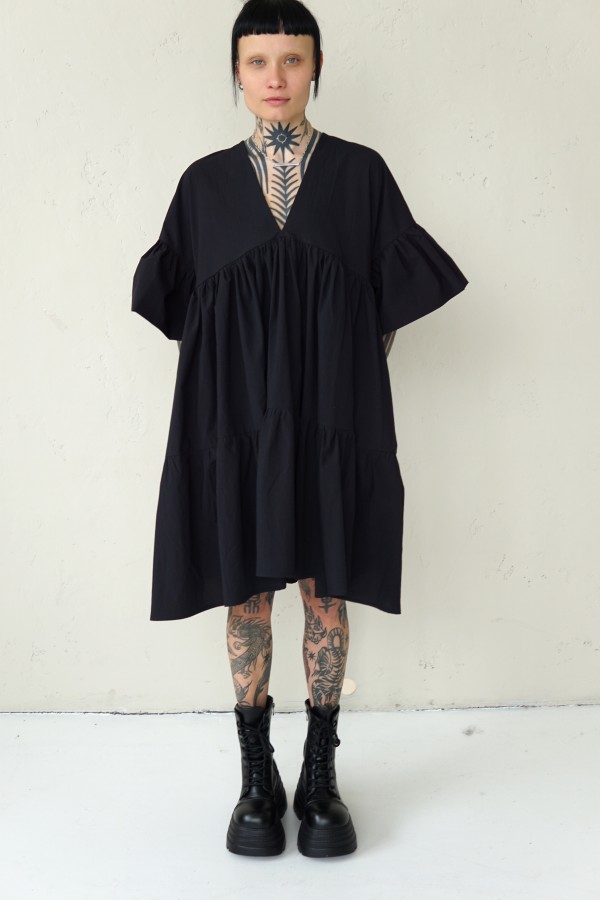 WIDE SILHOUETTE BLACK DRESS
