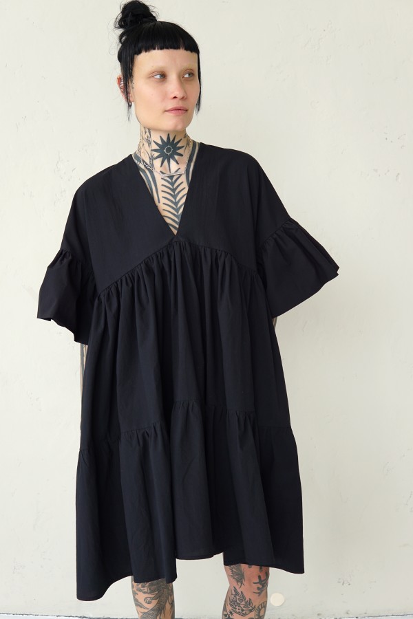 WIDE SILHOUETTE BLACK DRESS