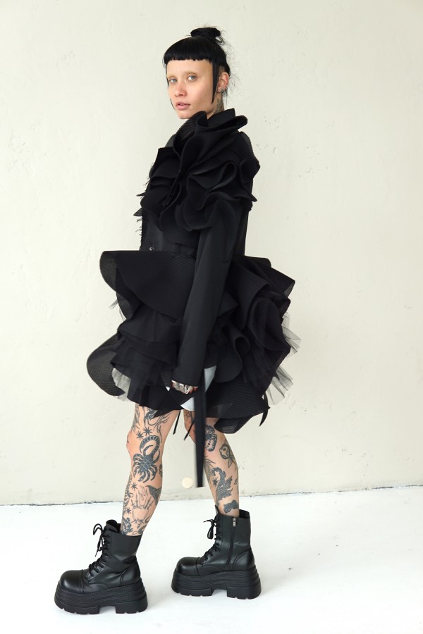 SPECIAL BLACK AVANT-GARDE COAT WITH DETAILS