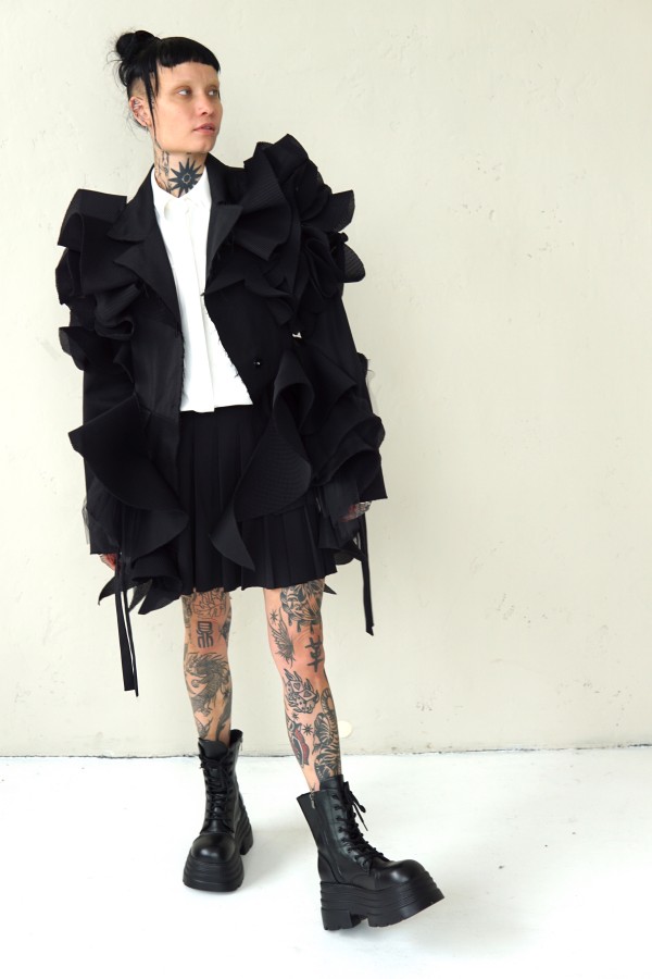 SPECIAL BLACK AVANT-GARDE COAT WITH DETAILS
