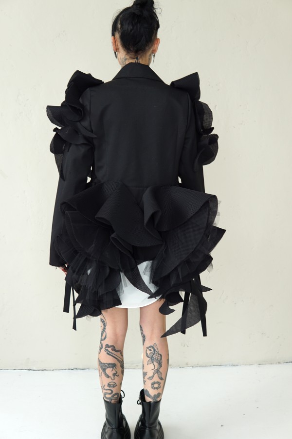 SPECIAL BLACK AVANT-GARDE COAT WITH DETAILS