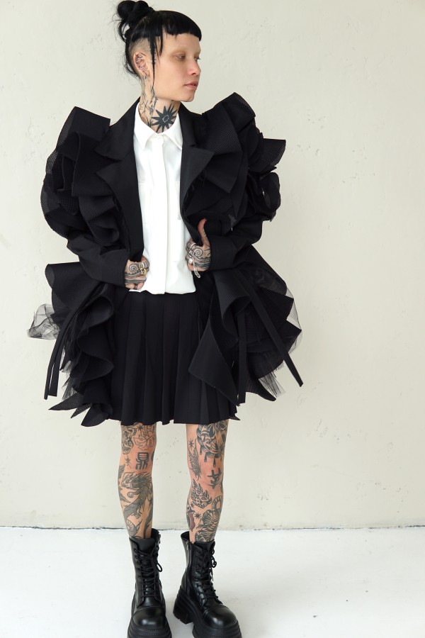 SPECIAL BLACK AVANT-GARDE COAT WITH DETAILS