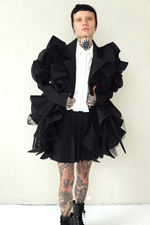 SPECIAL BLACK AVANT-GARDE COAT WITH DETAILS
