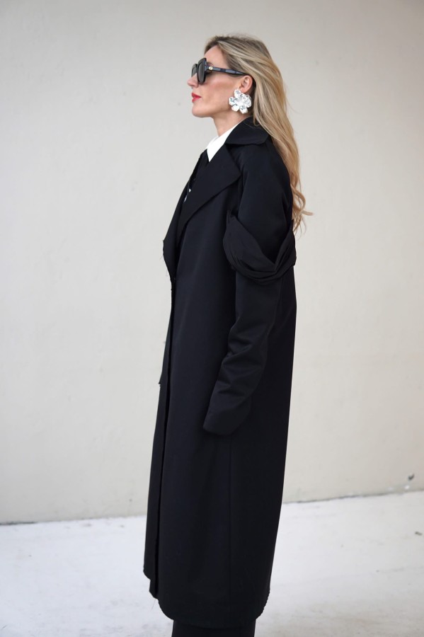 BLACK COAT WITH DETAILS ON THE SLEEVES