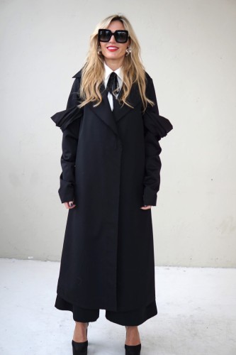 BLACK COAT WITH DETAILS ON THE SLEEVES