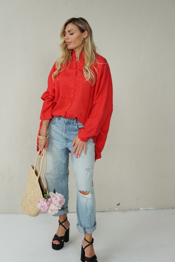 Impressive red loose-fitting shirt with pleats at the back