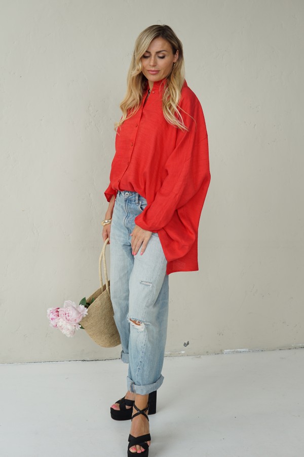 Impressive red loose-fitting shirt with pleats at the back