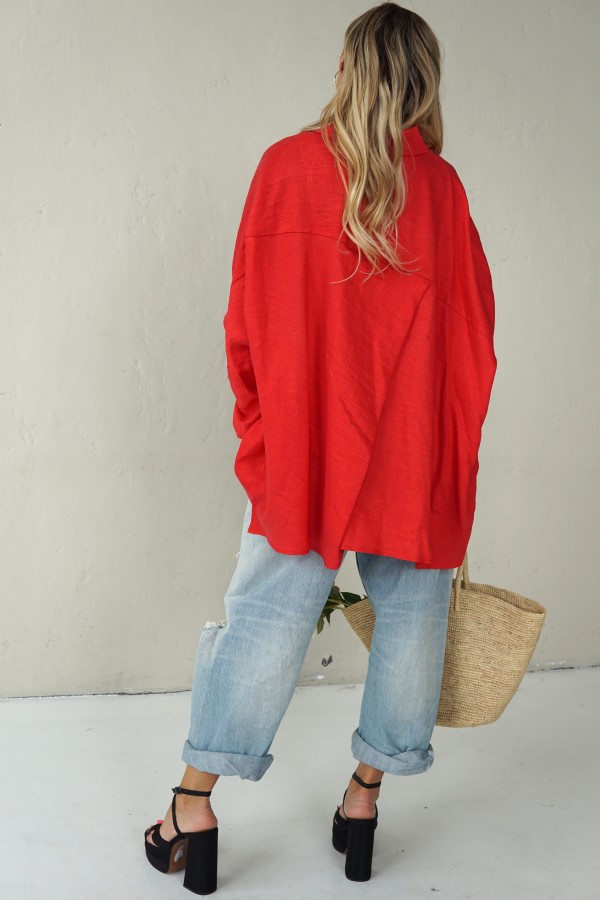 Impressive red loose-fitting shirt with pleats at the back