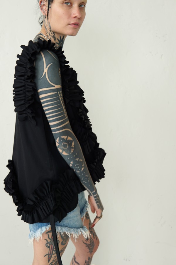 SHORT DECORATED BLOUSE