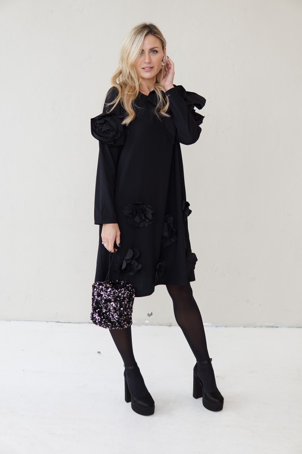 SIMPLE BLACK DRESS DECORATED WITH FLOWERS AND TAFFETA RIBBONS
