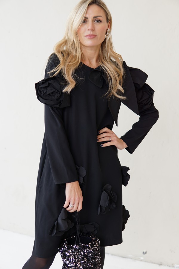 SIMPLE BLACK DRESS DECORATED WITH FLOWERS AND TAFFETA RIBBONS