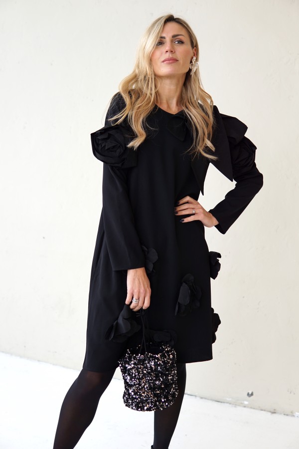 SIMPLE BLACK DRESS DECORATED WITH FLOWERS AND TAFFETA RIBBONS