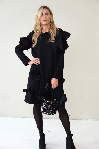 SIMPLE BLACK DRESS DECORATED WITH FLOWERS AND TAFFETA RIBBONS