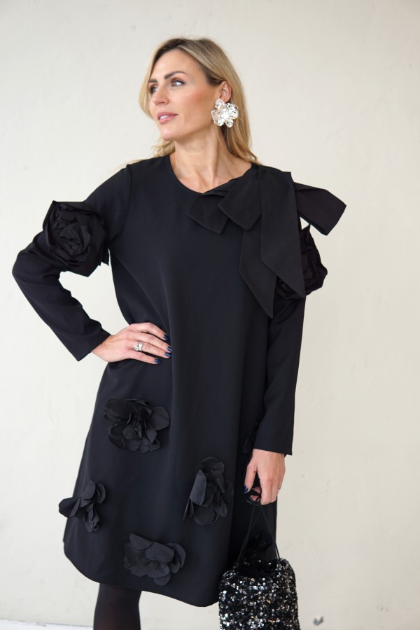 SIMPLE BLACK DRESS DECORATED WITH FLOWERS AND TAFFETA RIBBONS