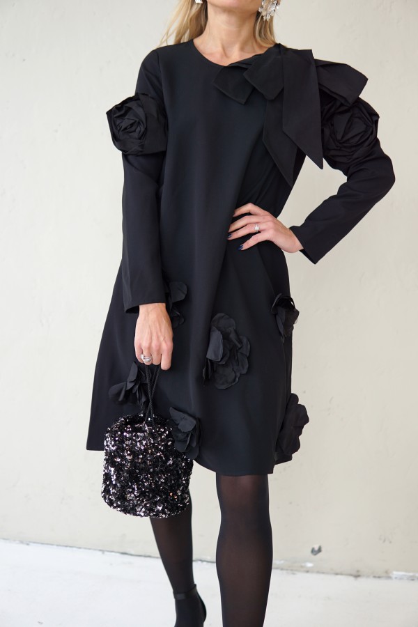 SIMPLE BLACK DRESS DECORATED WITH FLOWERS AND TAFFETA RIBBONS