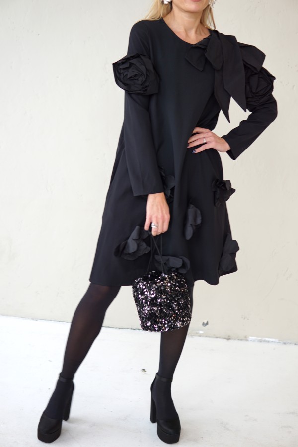 SIMPLE BLACK DRESS DECORATED WITH FLOWERS AND TAFFETA RIBBONS