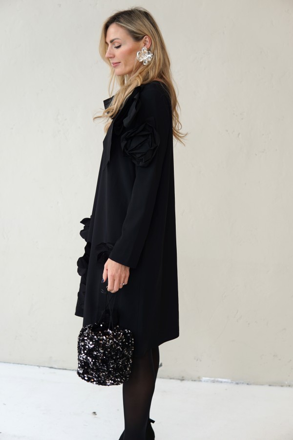 SIMPLE BLACK DRESS DECORATED WITH FLOWERS AND TAFFETA RIBBONS