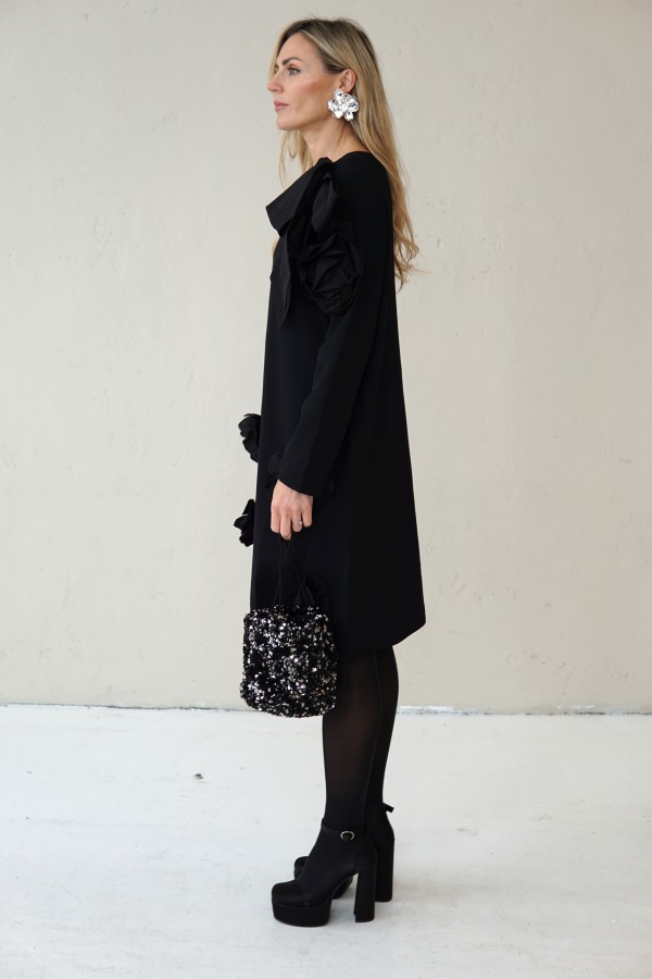 SIMPLE BLACK DRESS DECORATED WITH FLOWERS AND TAFFETA RIBBONS